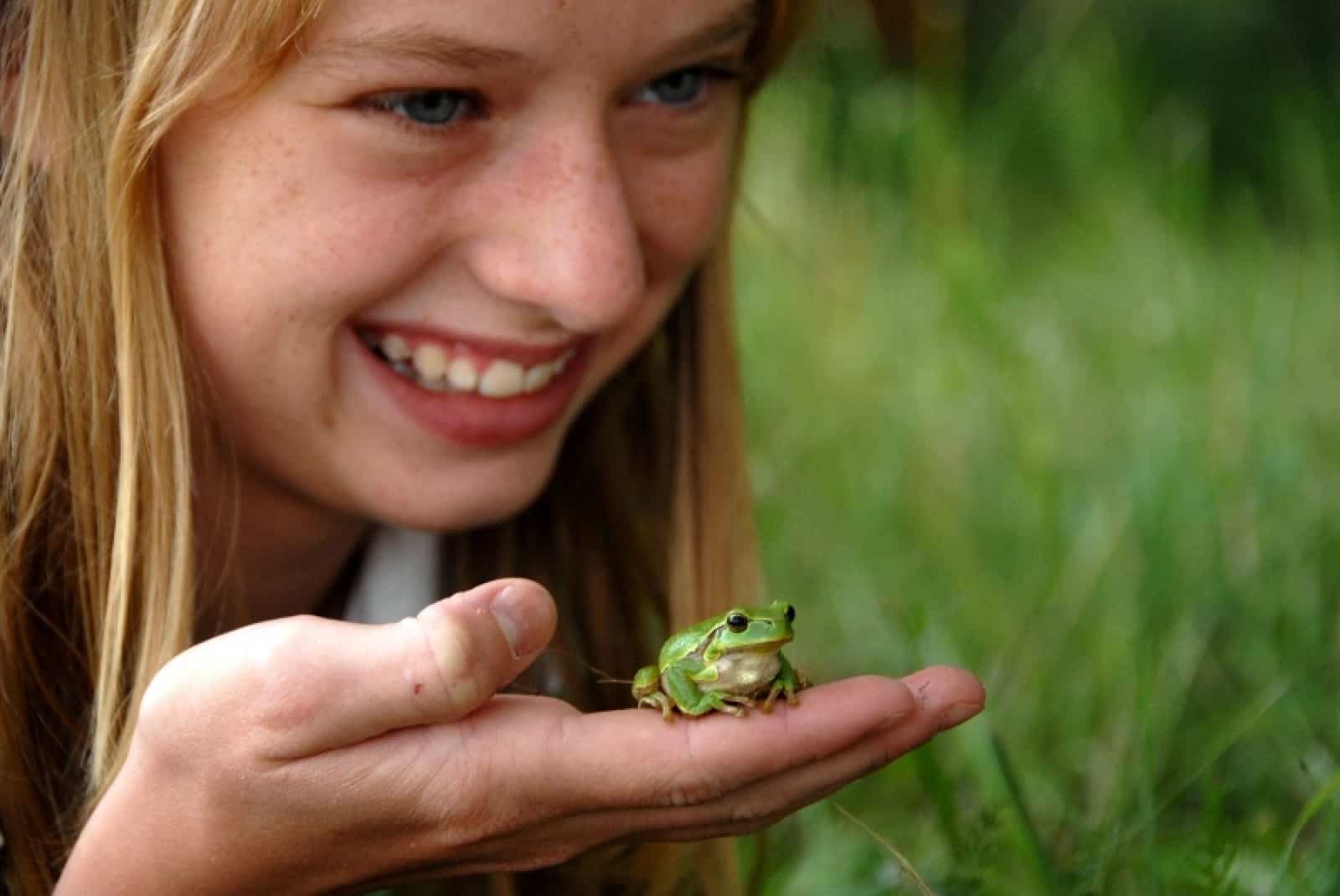 Mädchen mit Frosch