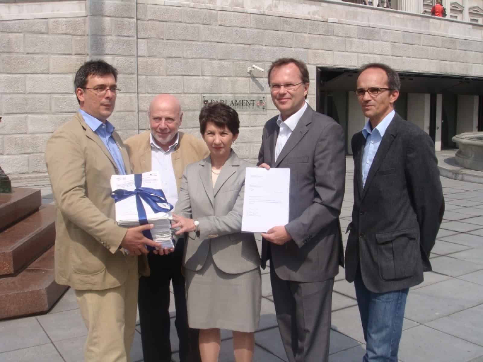Übergabe Flüsse voller Leben-Petition an Nationalratspräsidentin Barbara Prammer
