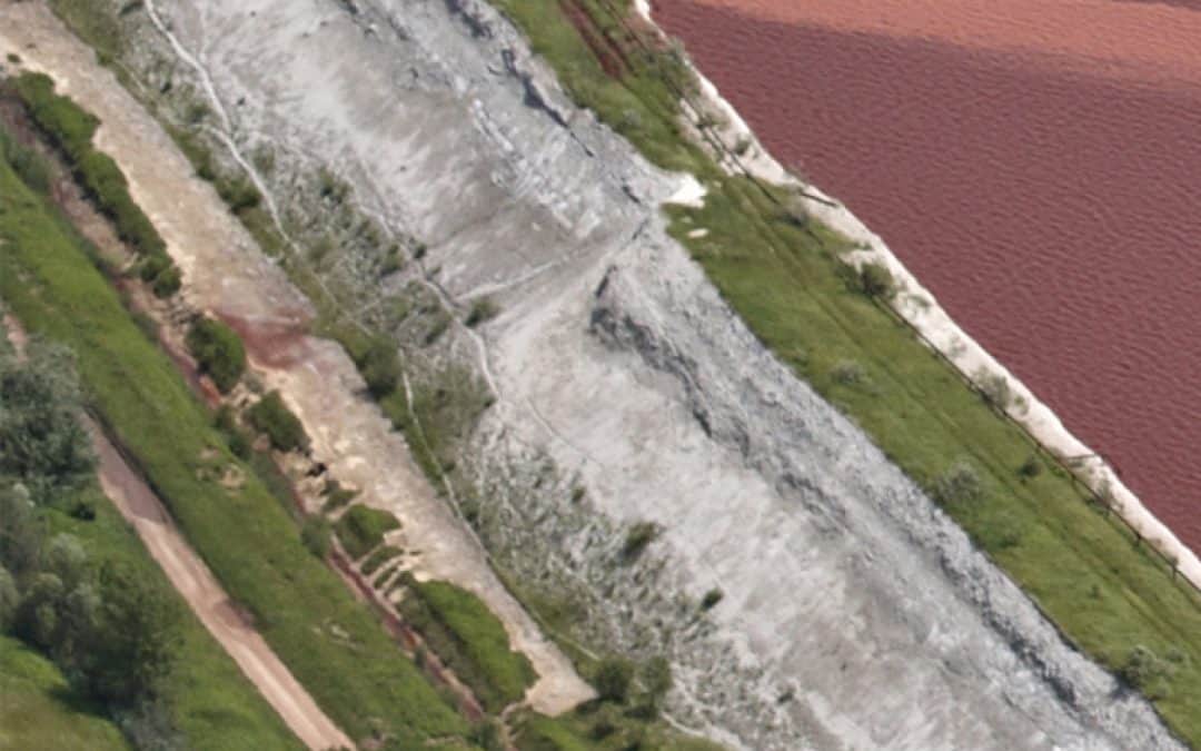 Beweisfoto zeigt Skandal: Giftschlammbecken seit Monaten undicht