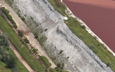 Beweisfoto zeigt Skandal: Giftschlammbecken seit Monaten undicht