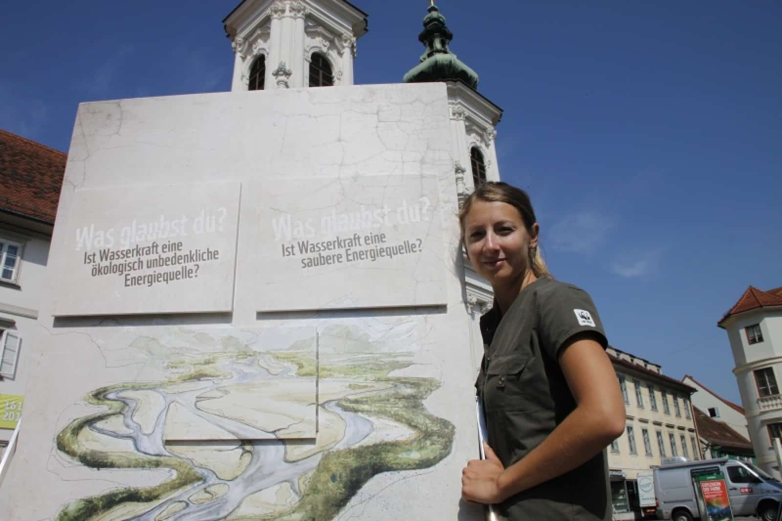 Marlies bei der Ausstellung in Graz