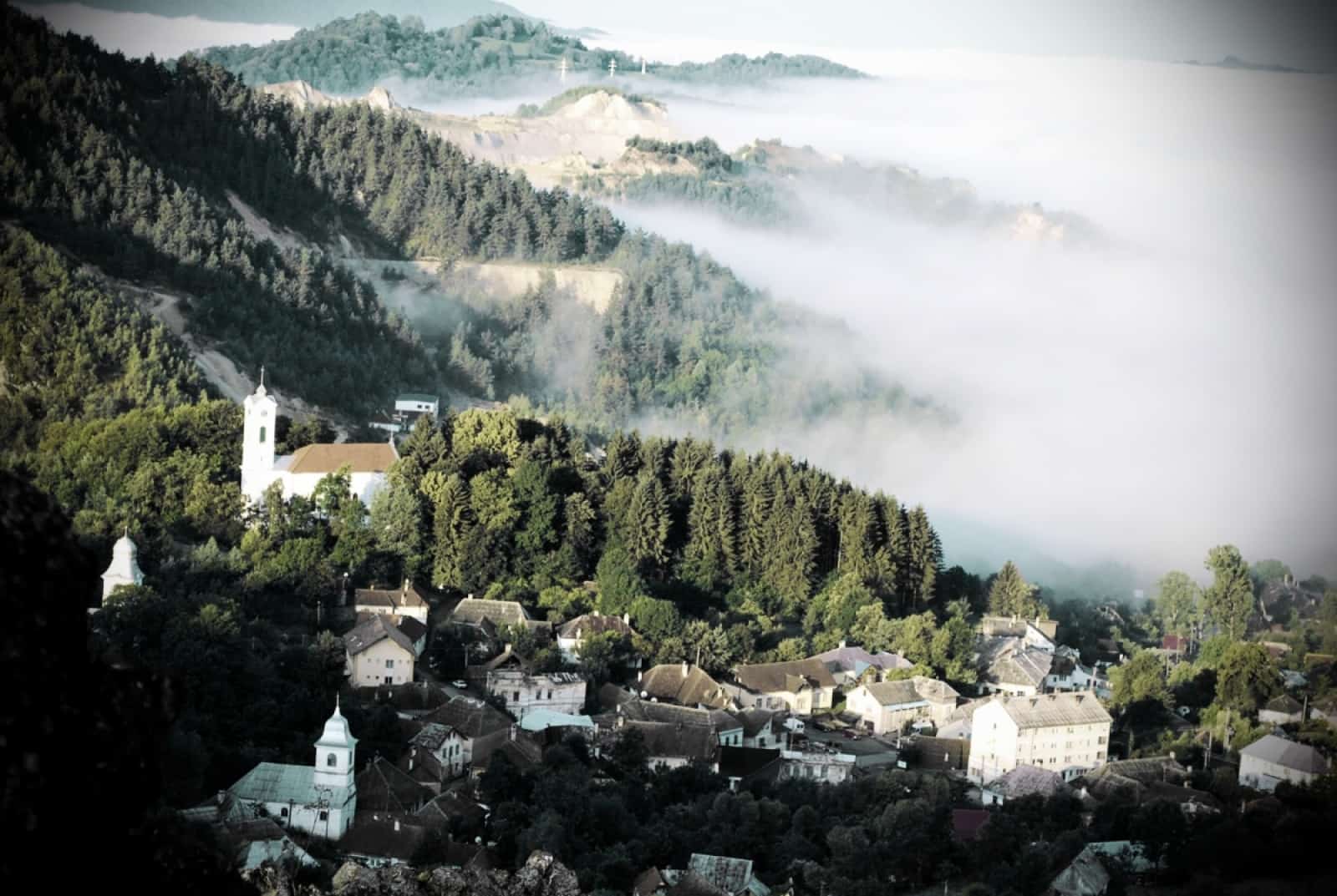 Nebellandschaft in Rosia Montana (c) Attila Szocs