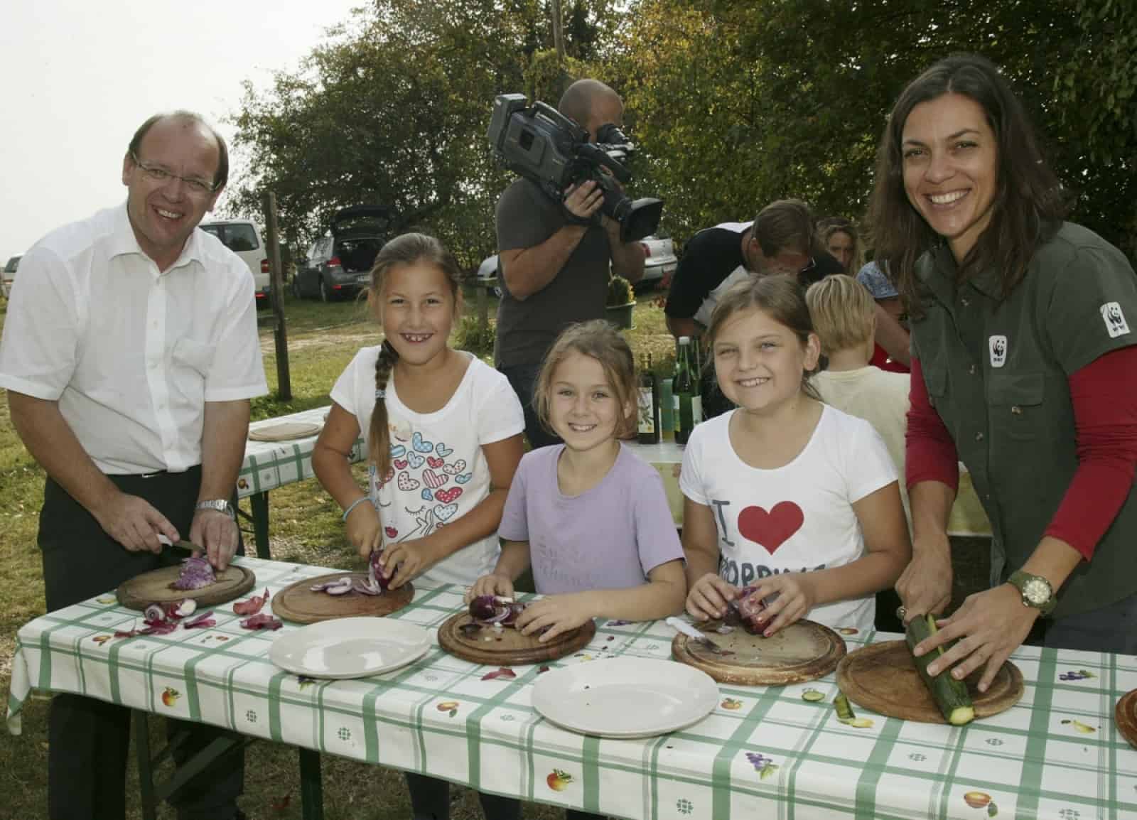 Umweltfreundliches Kochen_vlnr_LR Liegenfeld, Volksschule Illmitz,Barbara Tauscher WWF_(c)Christian Teske.jpg, © by Christian Teske Umweltfreundliches Kochen_vlnr_LR Liegenfeld, Volksschule Illmitz,Barbara Tauscher WWF_(c)Christian Teske.jpg, © by Christian Teske