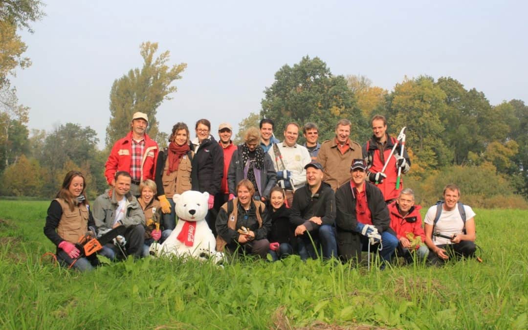 Einsatz in der Au: WWF und Coca-Cola jagen Pflanzenaliens
