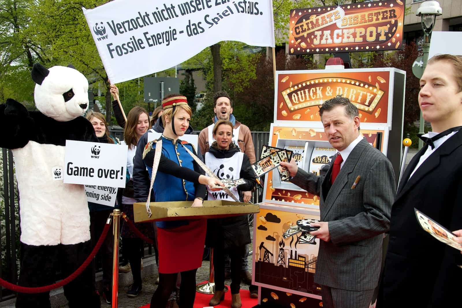 Berlin, ESTREL, am Rande des WELTKLIMARAT, Demo des WWF gegen Subventionen von fossilen Energien