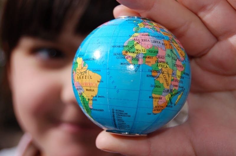 Kind mit kleinem Globus