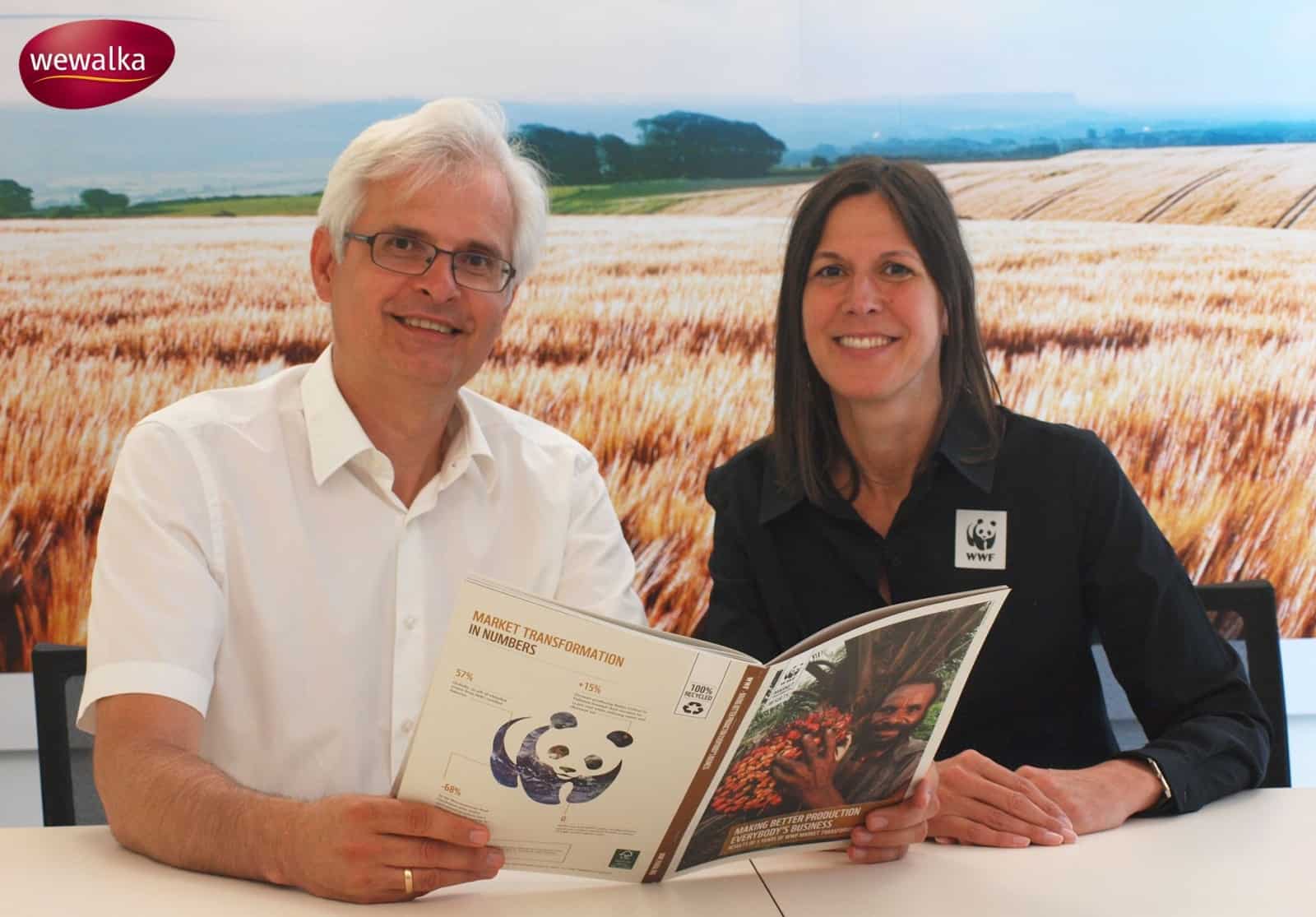 Wewalka Geschäftsführer Anton Gsellmann und Andrea Johanides, Geschäftsführerin des WWF Österreich, zum Start der Kooperation