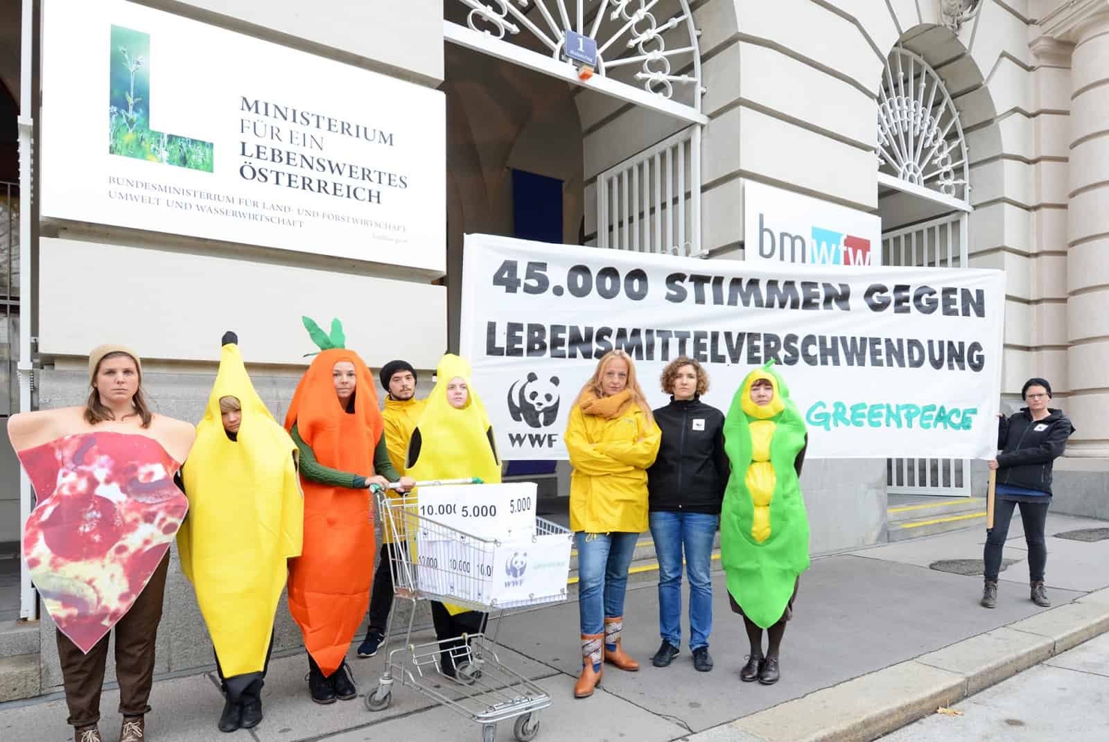 Petitionsübergabe Lebenmittelverschwendung