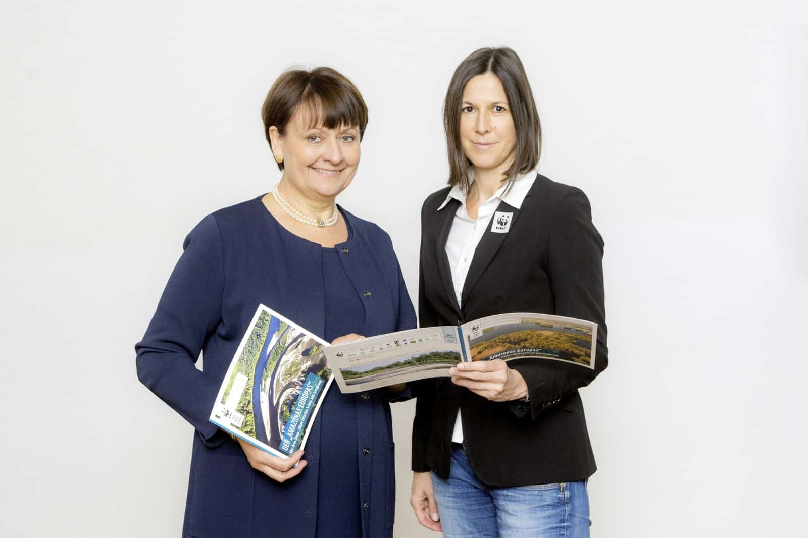 WWF-Geschäftsführerin Andrea Johanides und BKS Bank-Vorstandsvorsitzende Herta Stockbauer: Nachhaltige Zusammenarbeit zum Schutz von Mur, Drau, Donau