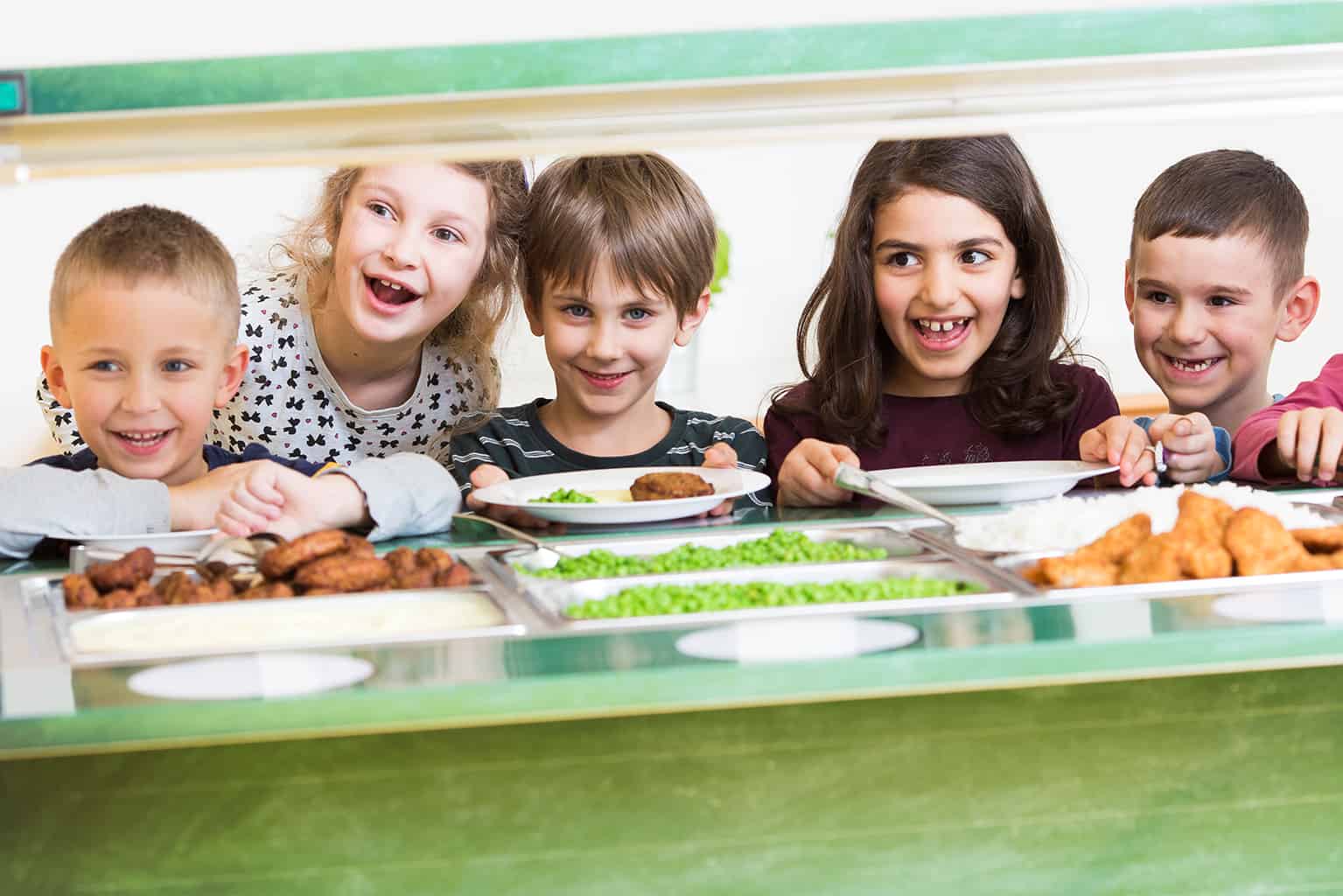 Kinder beim Essen in der Schulkantine (mit GOURMET Buffetwagen), © by GOURMET