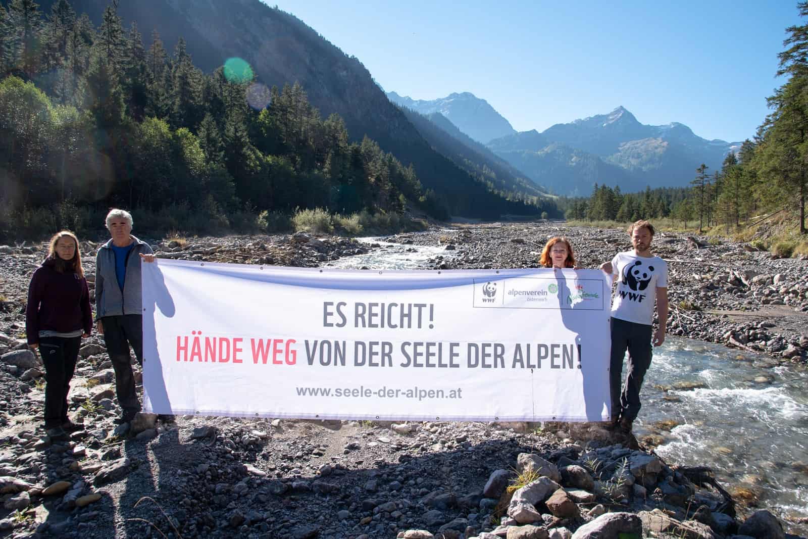 Naturschützer im Gamperdonatal (v.l.): Karin Enzenhofer (WWF Wildnis-Referentin), Franz Ströhle, Obmann des Vorarlberger Alpenschutzvereines, Helga Pfeiffer, Josef Schrank (WWF Landschaftsökologe)