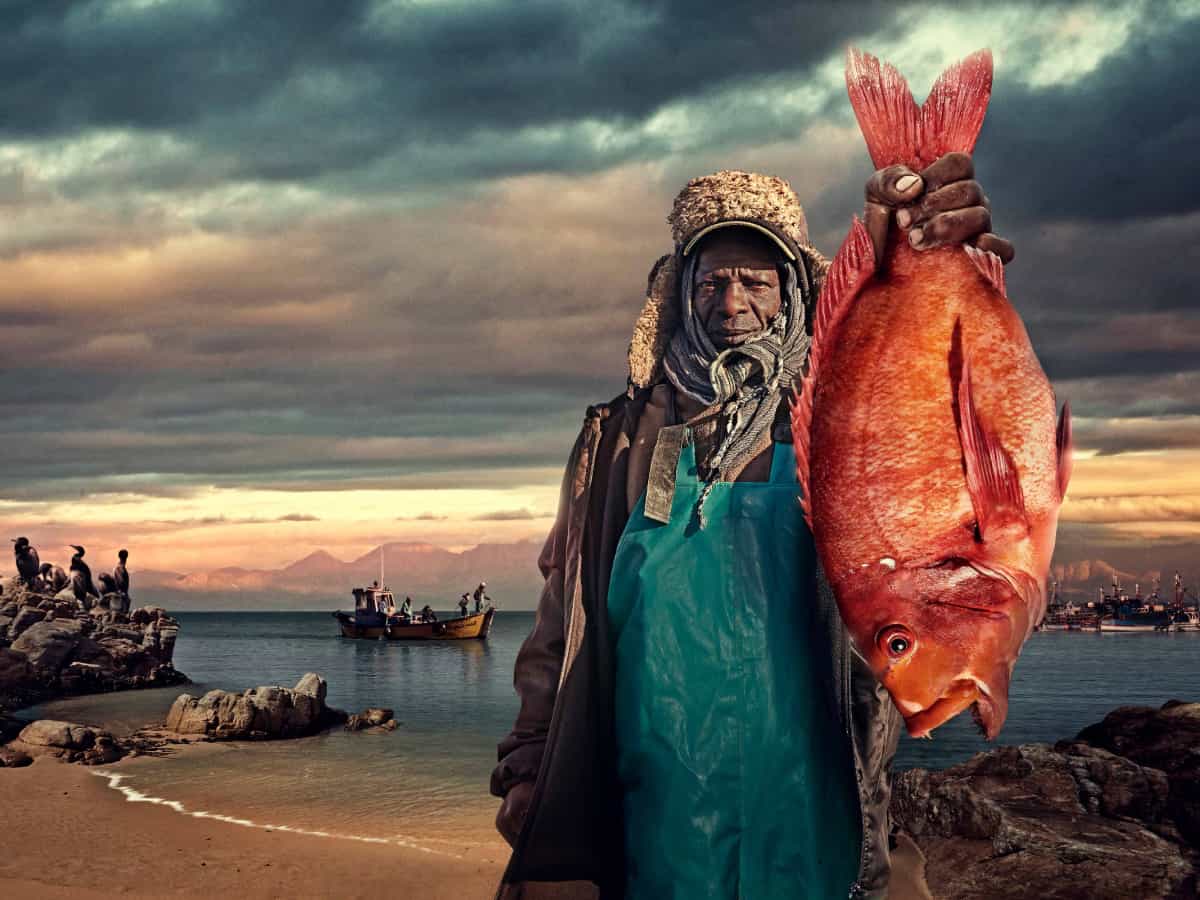 Fischer mit Fisch in Südafrika
