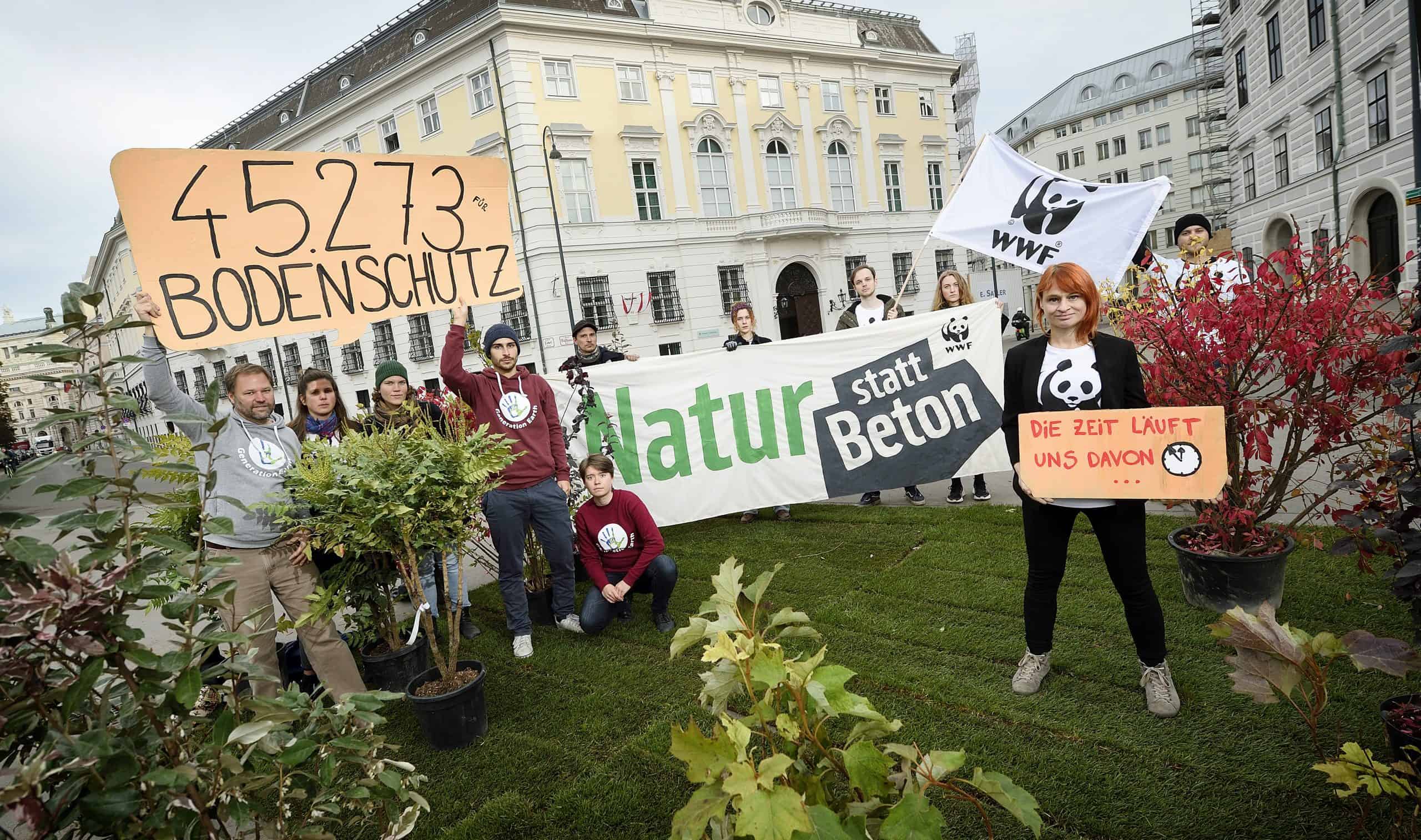 WWF-Protestaktion-am-Ballhausplatz-c-Johannes-Zinner