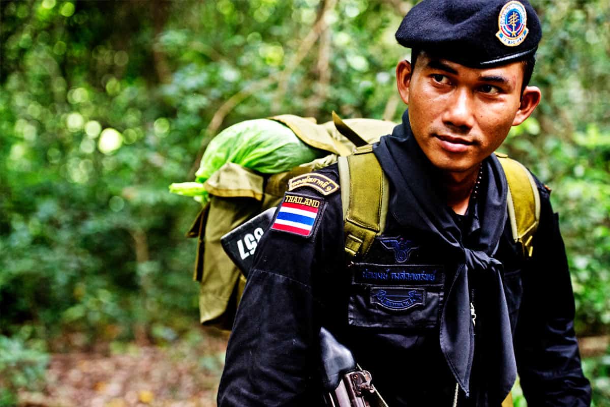 wwf-at-wilderei-stoppen-ranger-mit-rucksack-aus-thailand