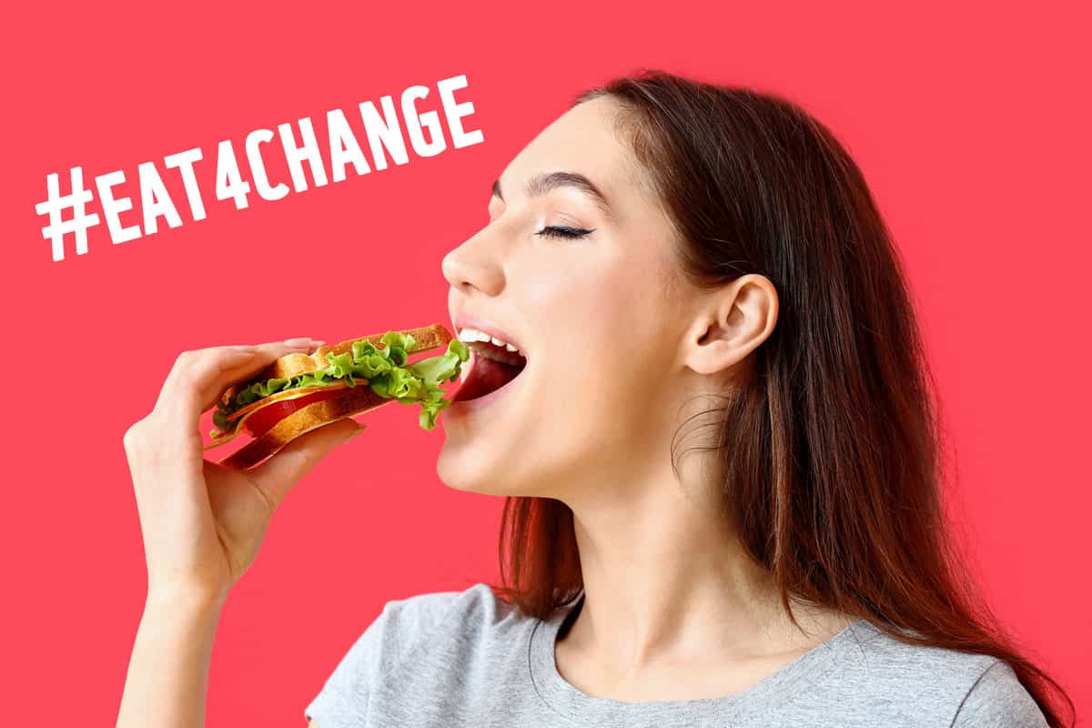 Frau isst vegetarisches Sandwich