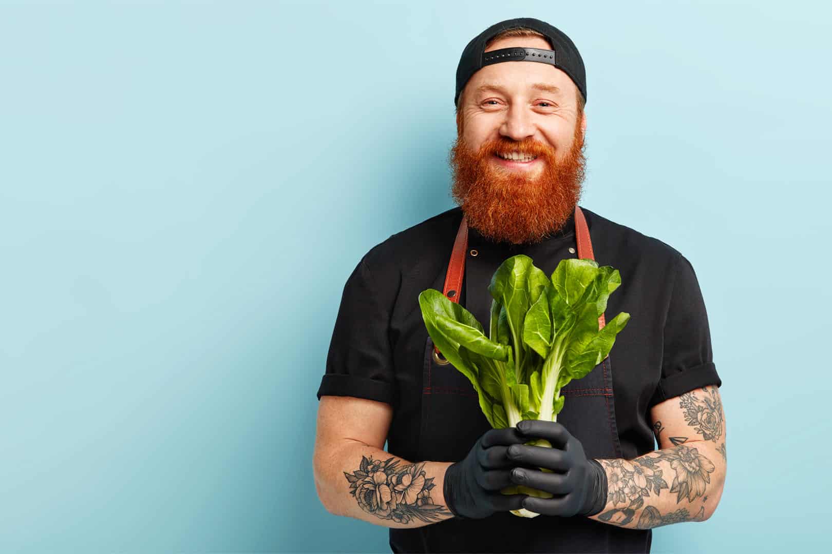 Mann mit Bart und Gemüse