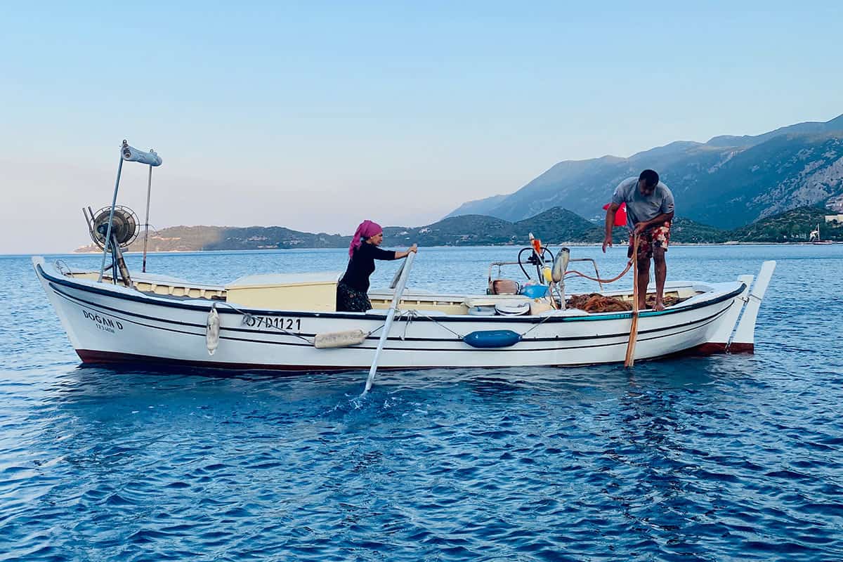 Zwei Fischer, Emine und Osman, auf ihrem Boot beim Einholen der Netze.
