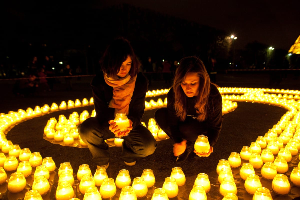 Jugendliche feiern die Earth Hour