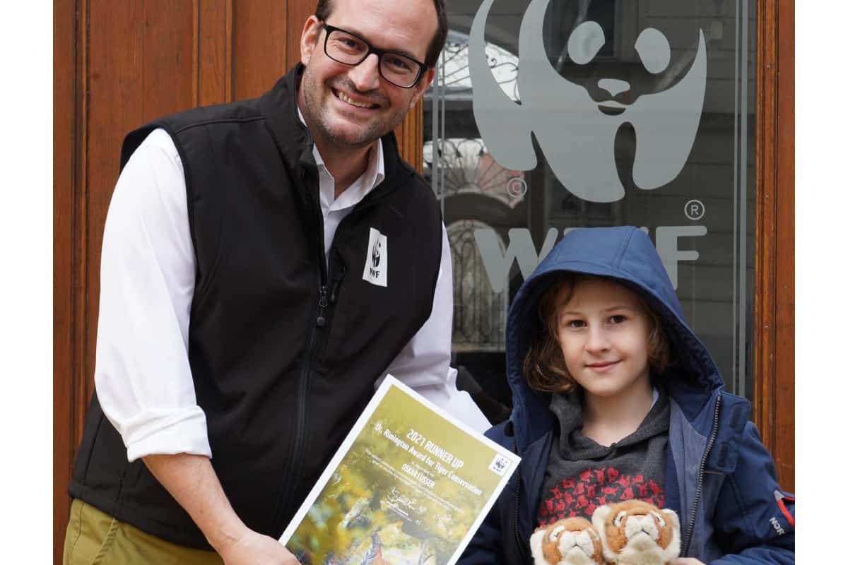 Oskar (8 Jahre) bekommt von Georg seine Urkunde für den Tiger Award