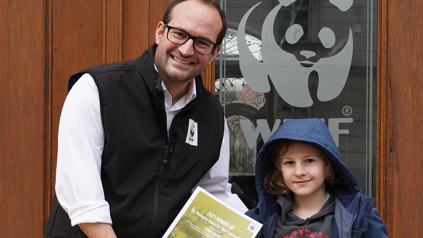 Oskar bekommt seine Urkund für den Tiger Award