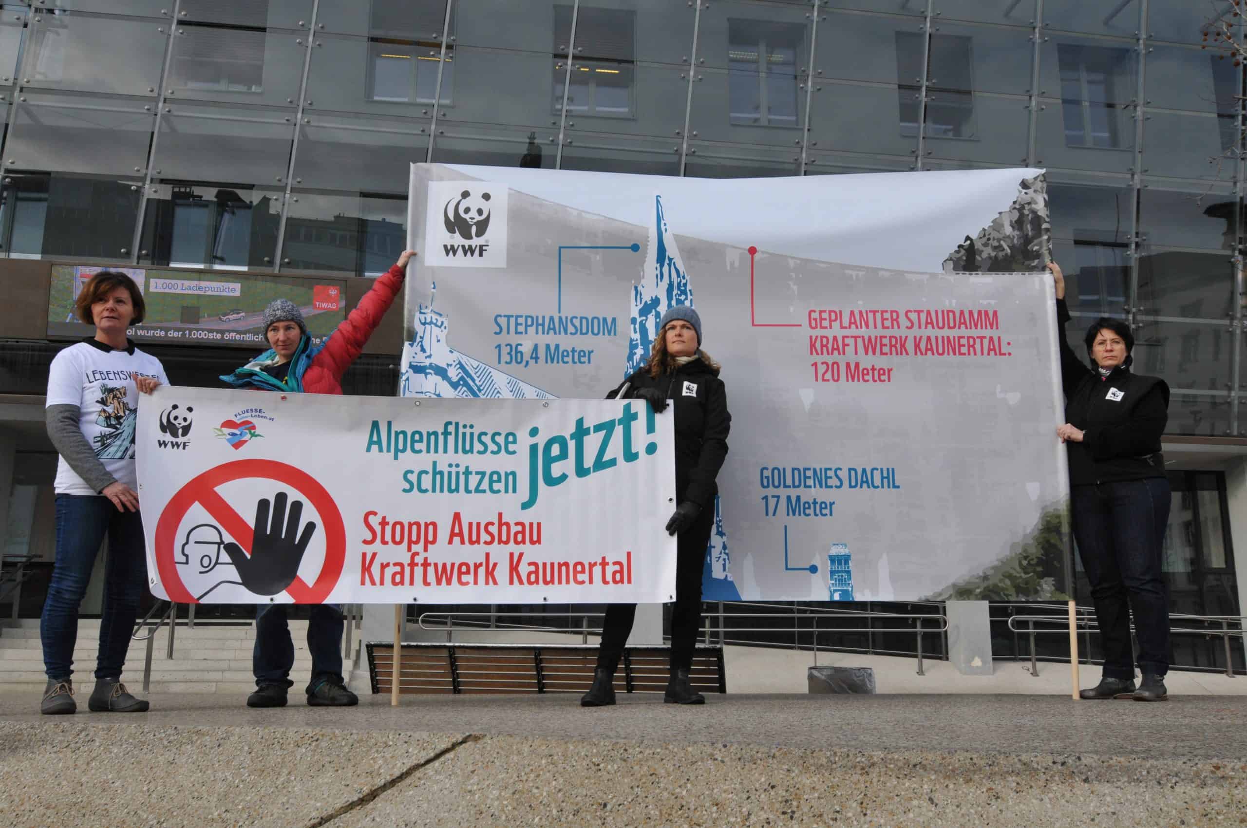 Protestaktion am Landhausplatz Innsbruck (c) Anton Vorauer WWF