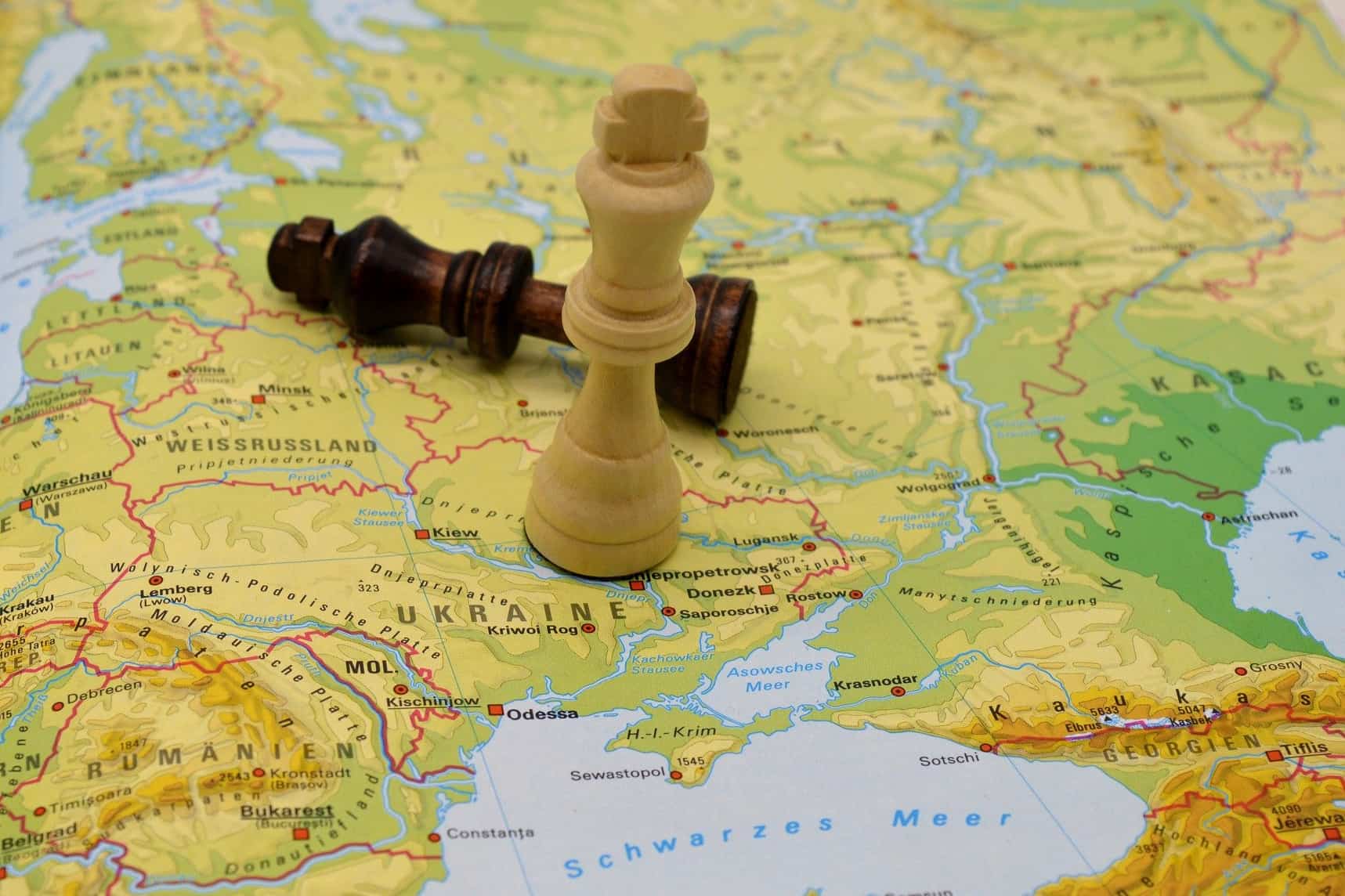 Landkarte-mit-Schachfiguren(c)pixabay