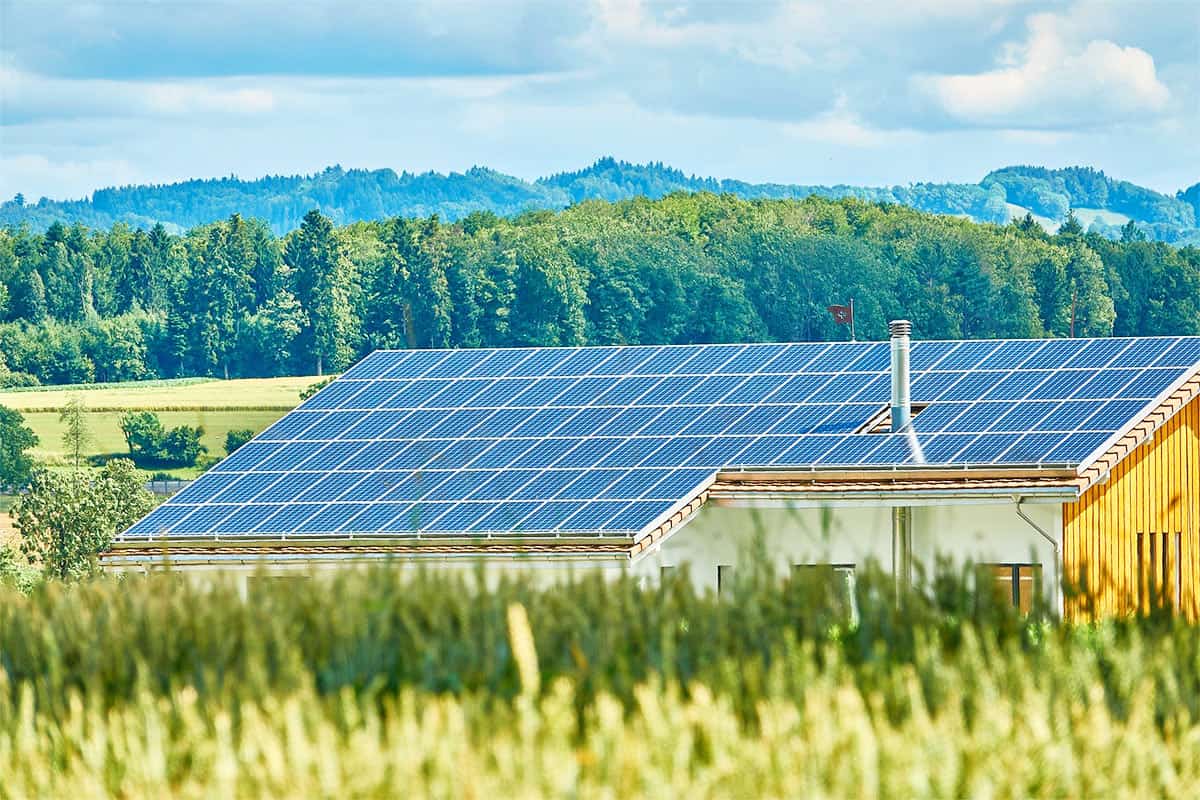 Photovoltaikanlage am Dach eines Einfamilienhauses