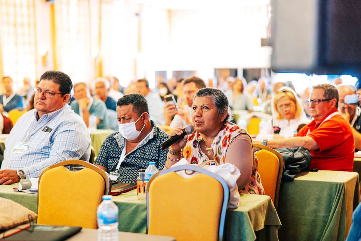 Fischerin spricht auf einer Konferenz