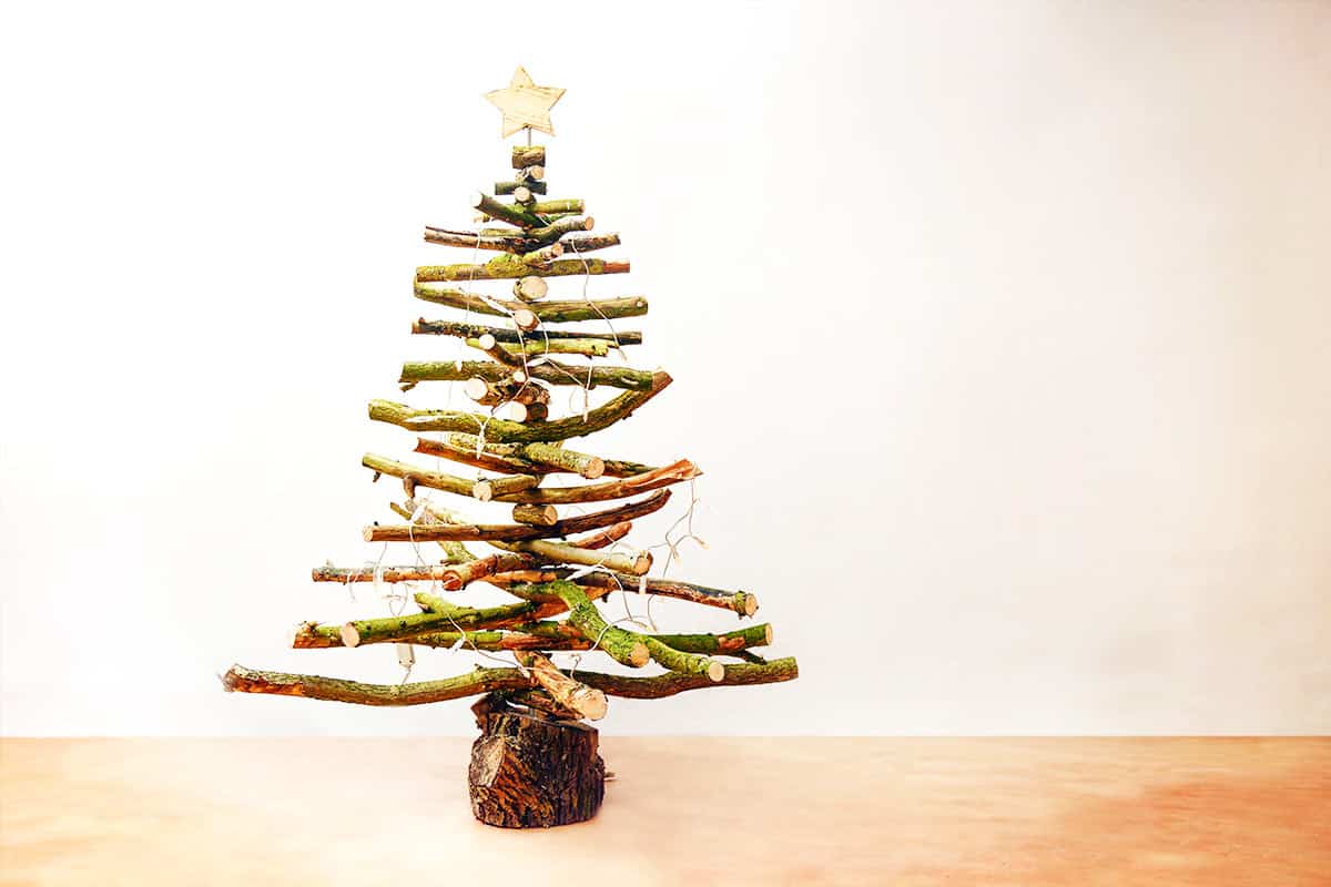 Alternativer Christbaum aus Ästen(c)Adobestock_401051353