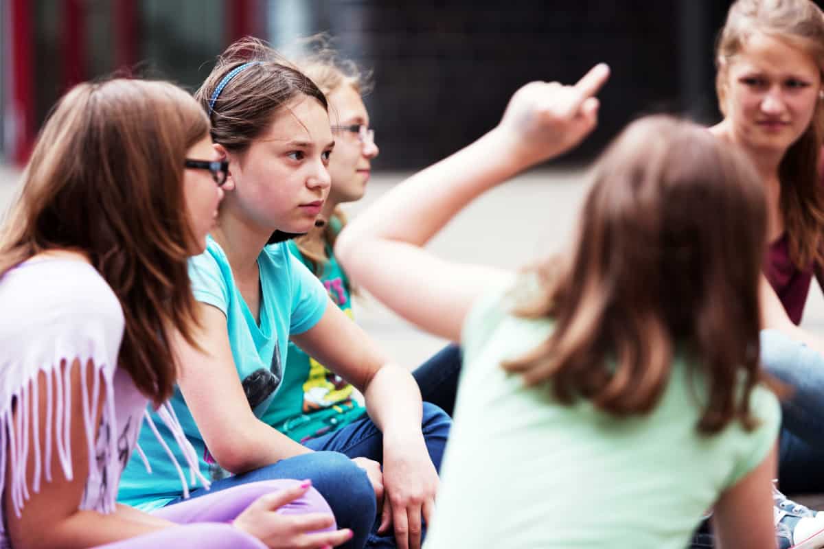 Kinder-in-Diskussion-c-AdobeStock_56705599 Mittagstisch mit gesundem Essen