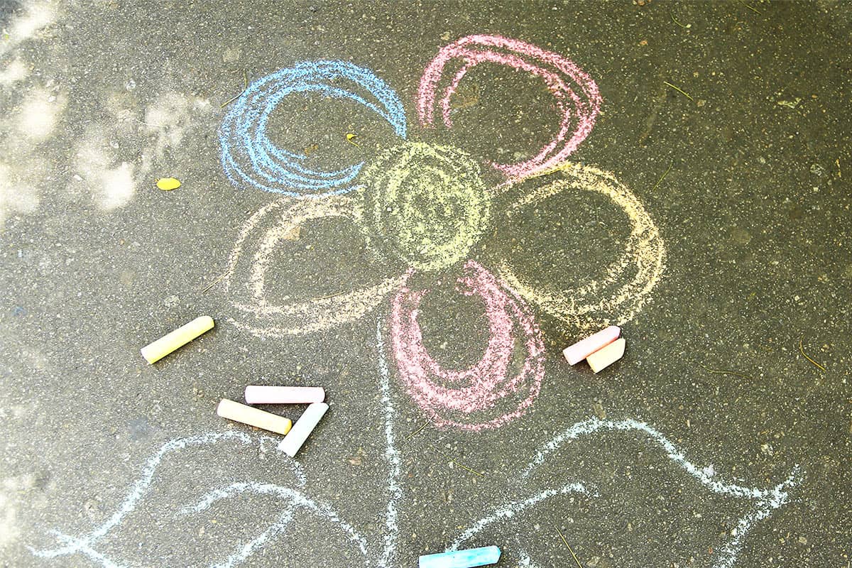 Mit Kreide gemalte Blume auf Asphalt