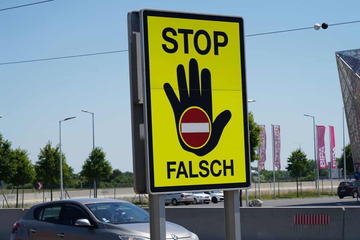 STOP FALSCH Schild