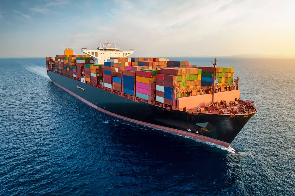 Großes Containerschiff fährt über Ozean