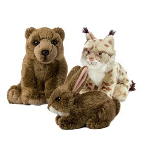 Drei naturgetreue WWF-Plüschtiere – ein Bär, ein Luchs und ein Hase – sitzen nebeneinander auf weißem Hintergrund.