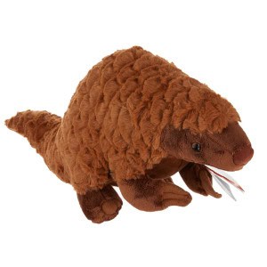 Ein braunes Plüsch-Schuppentier auf weißem Hintergrund.