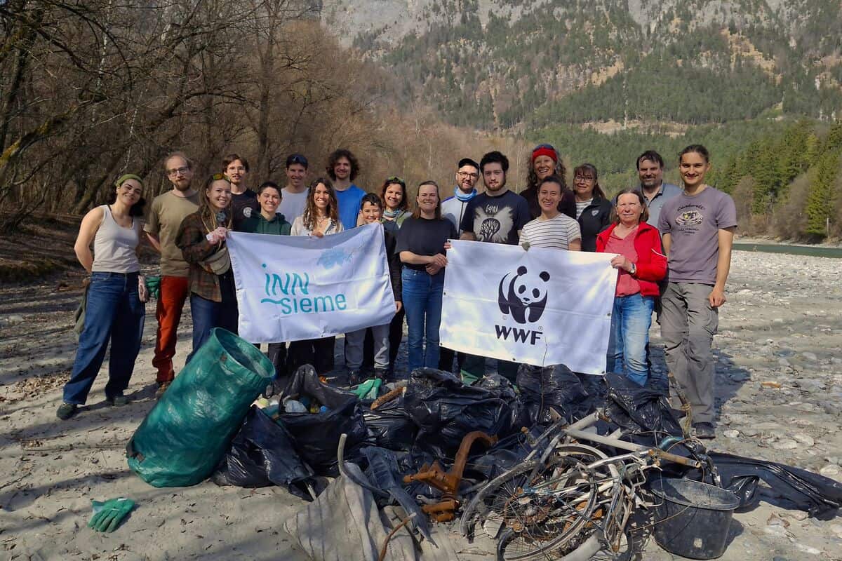 70 Teilnehmende in drei Ländern setzten sich am INN Aktionstag für den Inn ein - in Tirol räumten 20 Freiwillige Müll aus dem Schutzgebiet Völser Innau